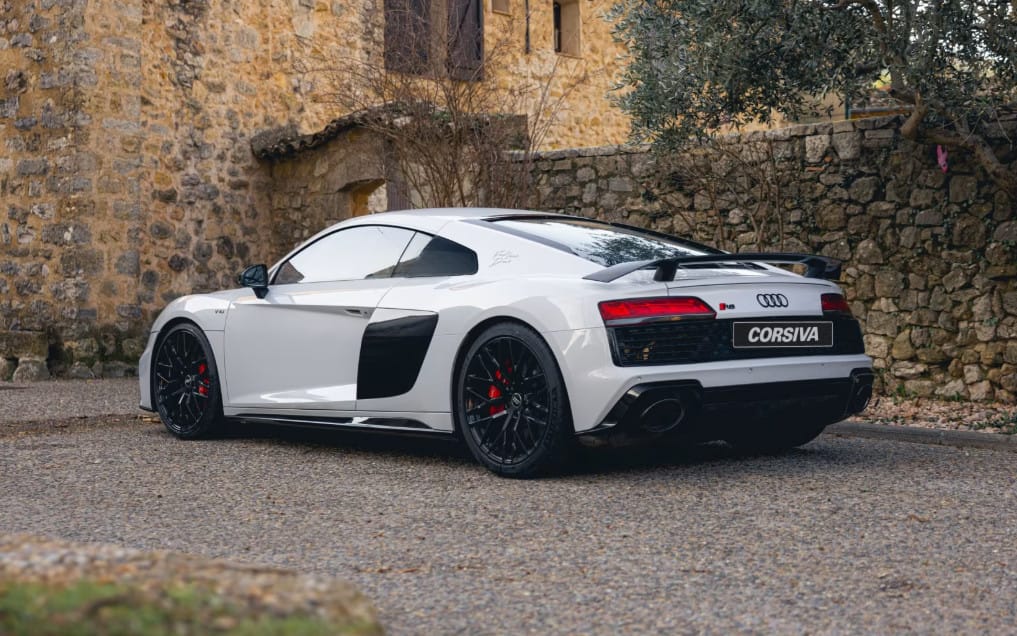 Audi R8 blanche de trois quarts arrière