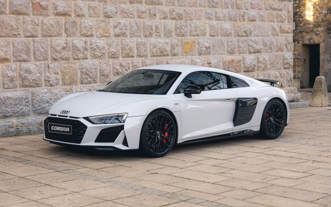 Audi R8 blanche de trois quarts avant