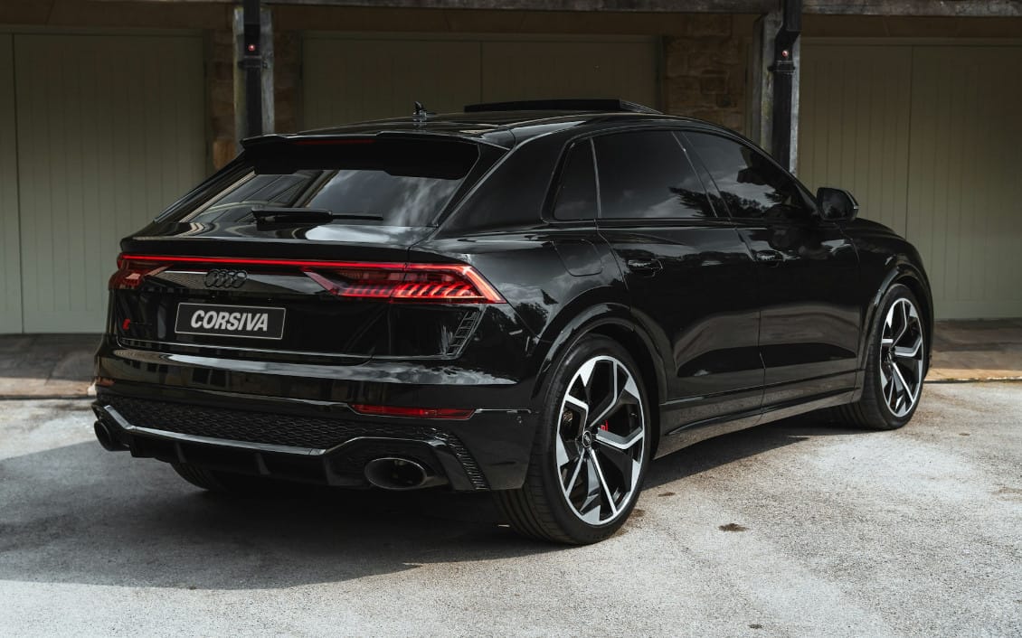 Audi RS Q8 noire de trois quarts arrière