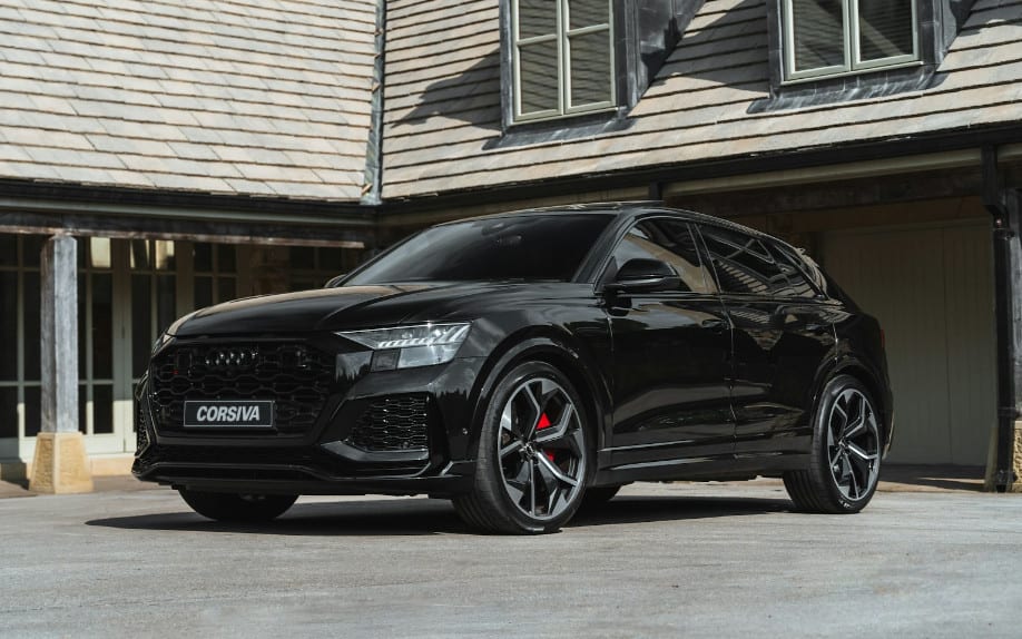 Audi RS Q8 noire de trois quarts avant