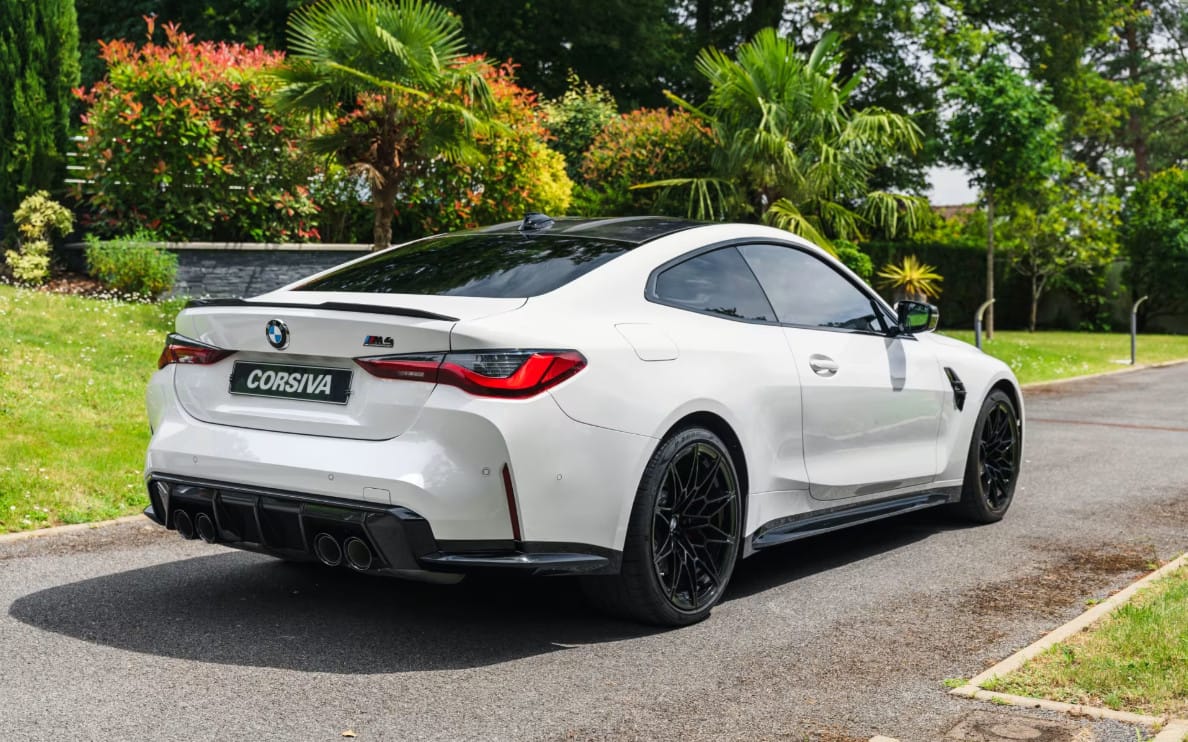 BMW M4 blanche de trois quarts arrière