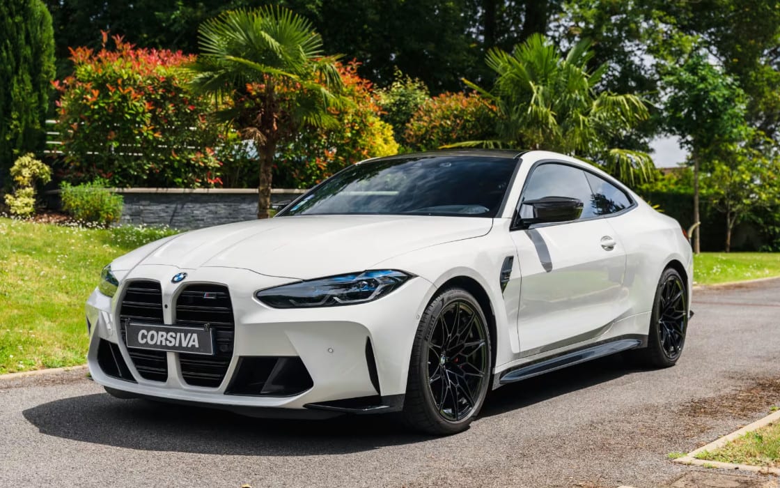 BMW M4 blanche de trois quarts avant