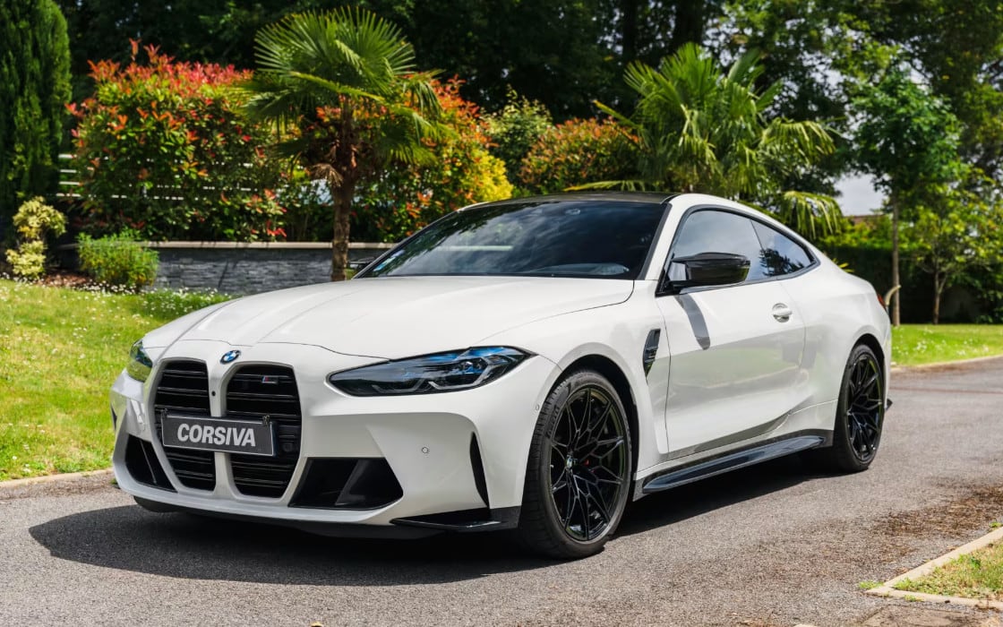 BMW M4 blanche de trois quarts avant