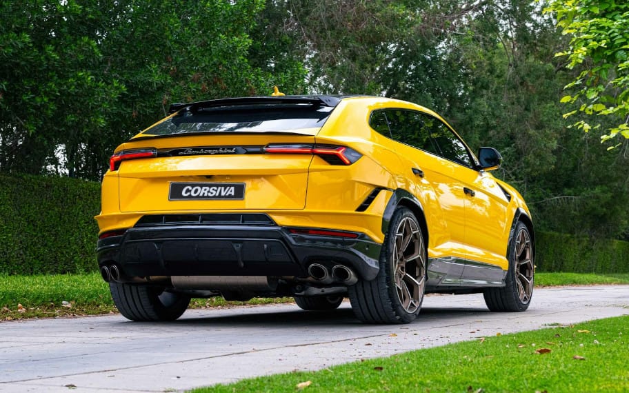Lamborghini Urus jaune de trois quarts arrière