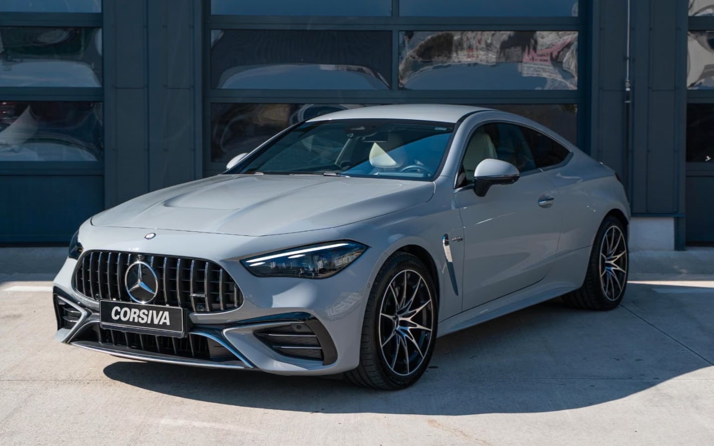 Mercedes-AMG CLE 53 Coupé grise de trois quarts avant
