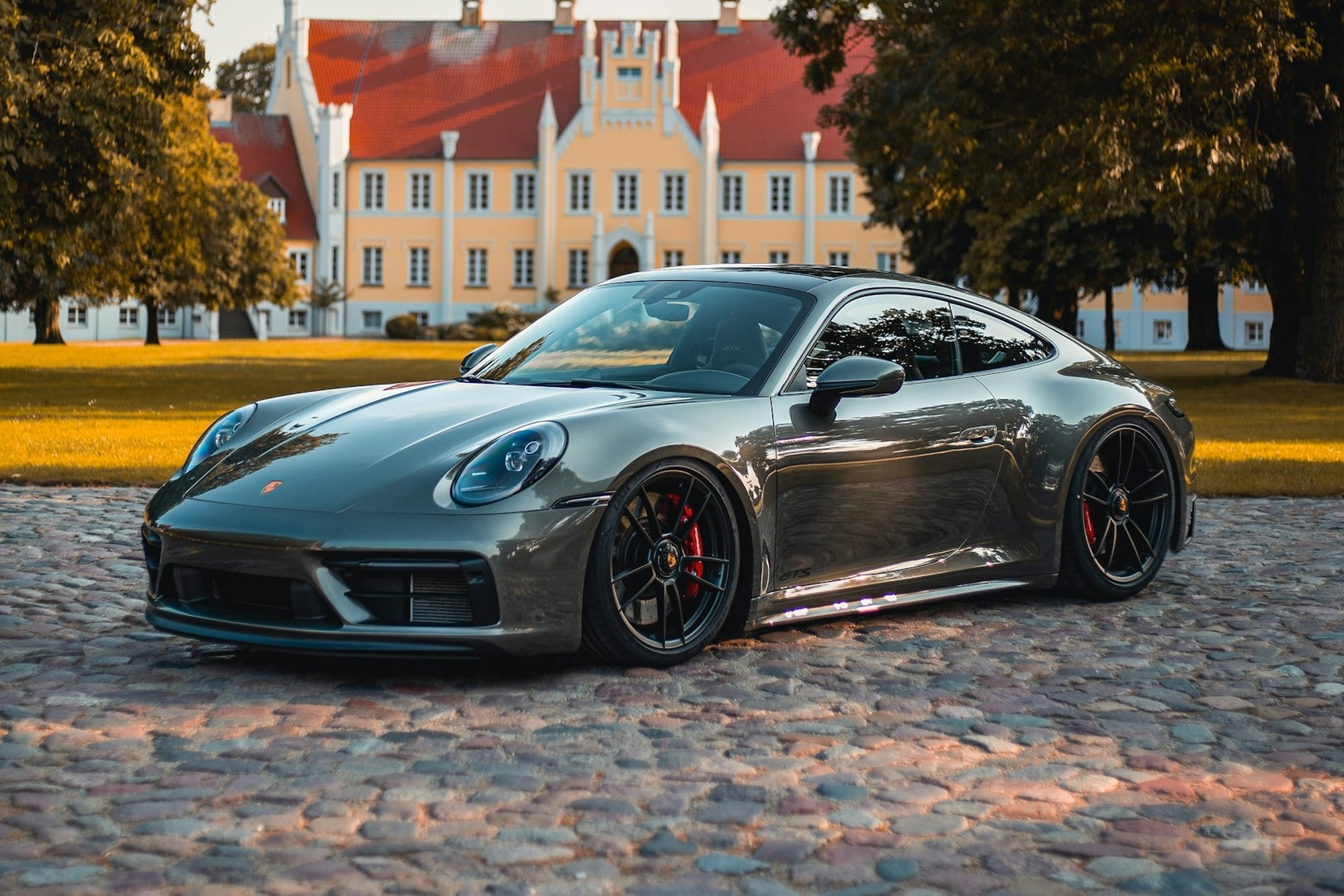 Porsche 911 Carrera S grise de trois quarts avant