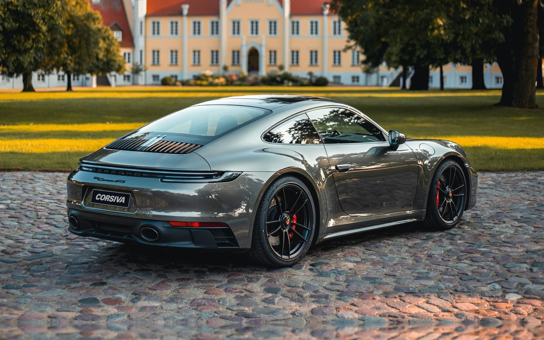 Porsche 911 Carrera S grise de trois quarts arrière