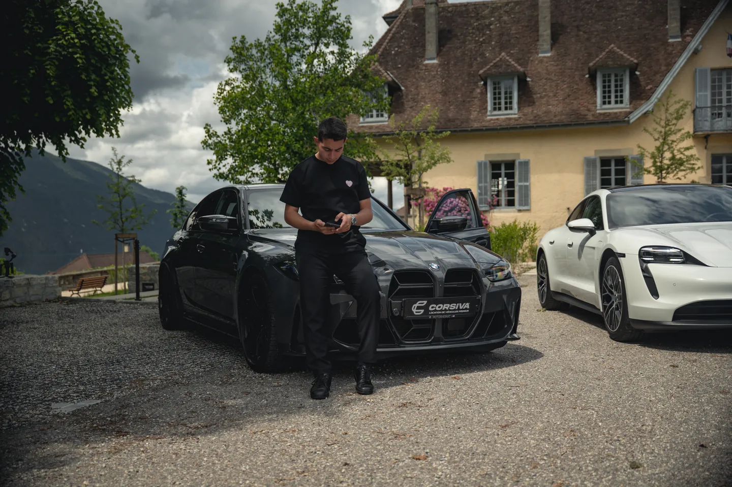 Un conseiller Corsiva entre une BMW M3 et une Porsche Taycan