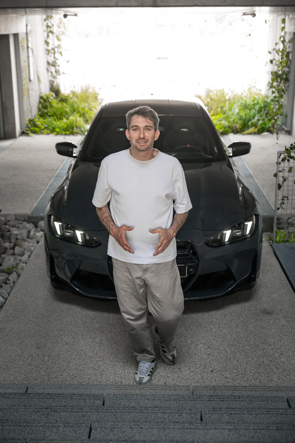 Un membre de l’équipe Corsiva devant une BMW M3