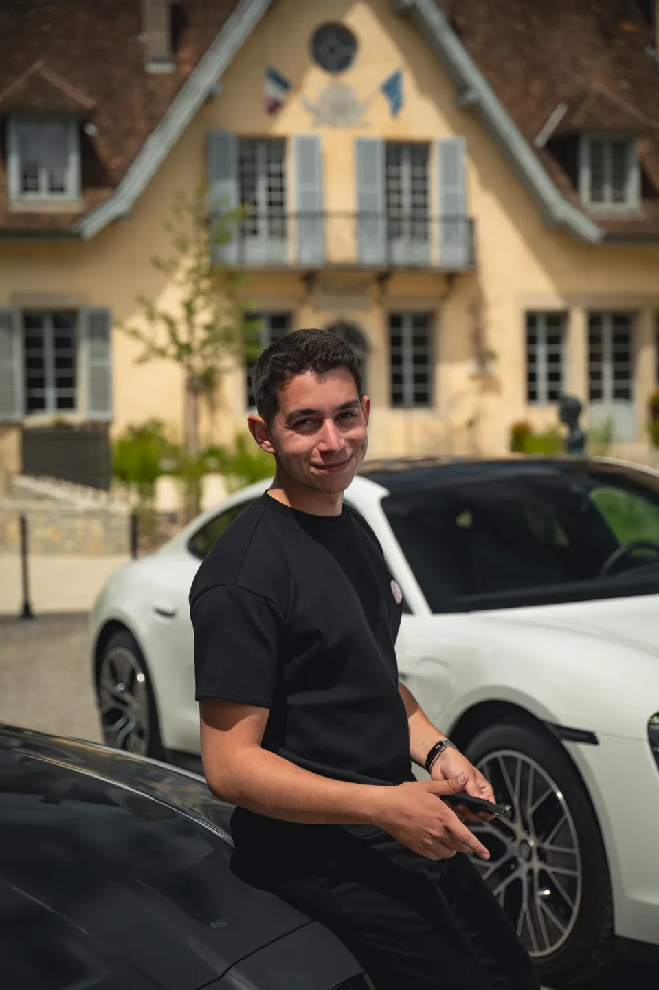 Un conseiller Corsiva avec une Porsche Taycan