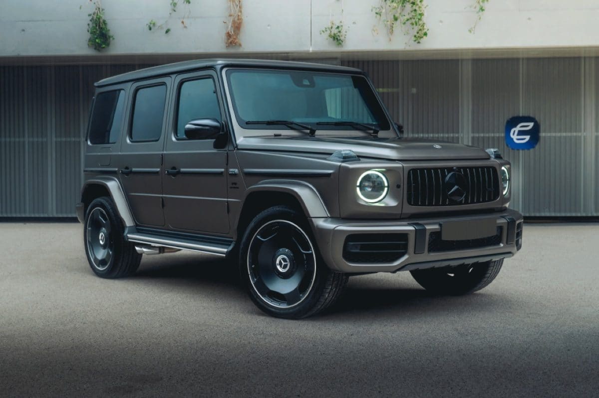 Mercedes-AMG Classe G grise du groupe Corsiva, devant le garage Corsiva