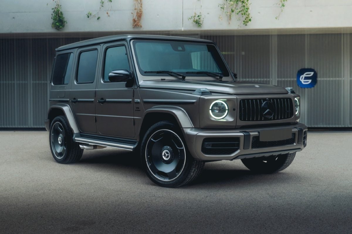 Mercedes-AMG Classe G grise du groupe Corsiva, devant le garage Corsiva