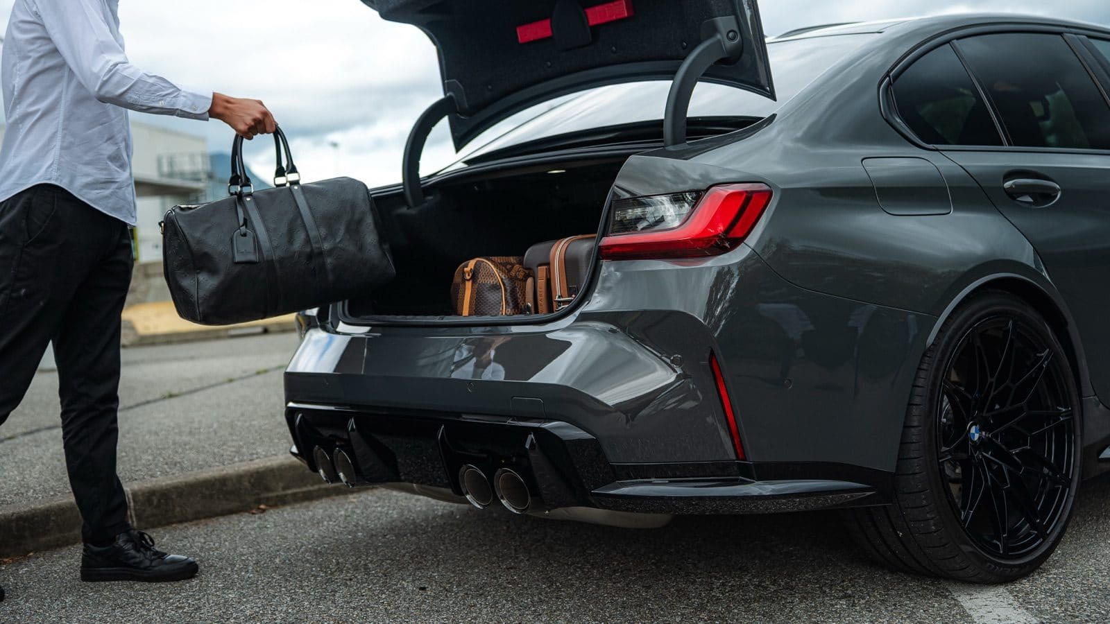 Bagage chargé dans le coffre de la BMW M3 Competition du groupe Corsiva