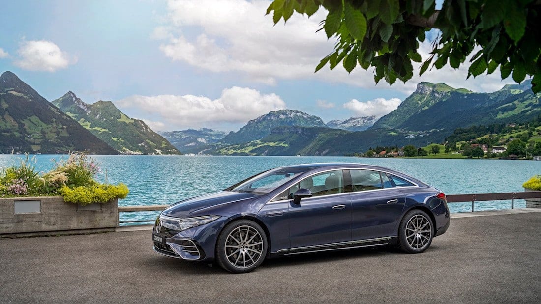 Mercedes-Benz EQS 450+ bleu nuit au bord d’un lac