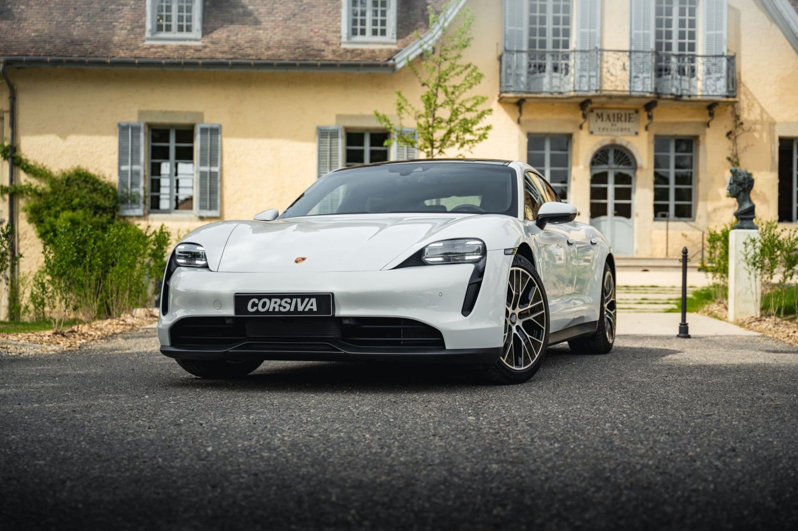 Porsche Taycan blanche, trois quarts avant