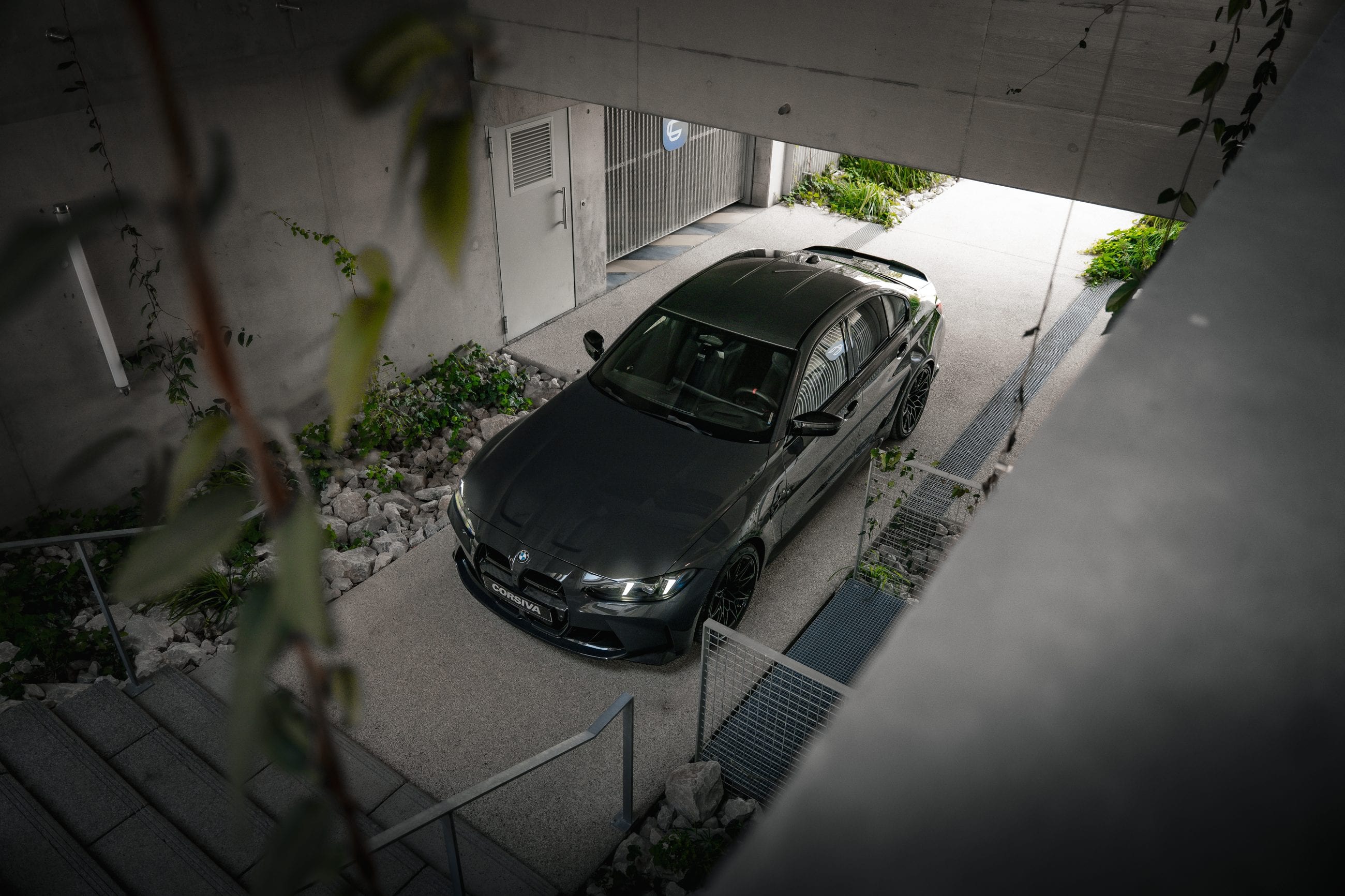 BMW M3 Competition du groupe Corsiva vue d’en haut, dans la rampe du garage